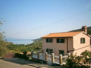 a house on a hill with a view of the ocean at Haus Felix in Labin