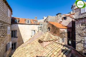 uitzicht op de daken van gebouwen in een stad bij Holiday Home St George in Dubrovnik