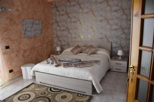 A bed or beds in a room at Il Cuore dell'Etna