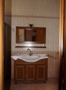 un bagno con lavandino e specchio di Polyxenia Hotel a Nauplia