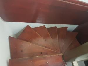 un soffitto in legno con un design a foglia di Arbel Guest House Shavit Family ad Arbel