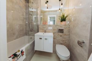 Koupelna v ubytování oompH Warsaw Downtown Apartments + 37 fotografií