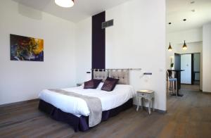 1 dormitorio con 1 cama grande en una habitación en Domaine de L'Esperon, en Dax