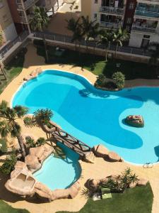 una vista aérea de una piscina en un complejo en La Manga Apartment Capri, en La Manga del Mar Menor