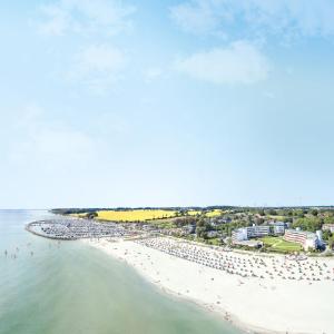 una vista aérea de una playa con multitud de personas en Hotel Strandidyll, en Grömitz