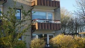 a building with a balcony on the side of it at Kiteblick in Büsum