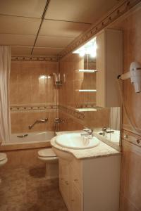Un baño con lavabo, inodoro y ducha. en Apartamentos Imperial, en Salou