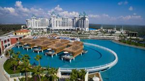 uma vista aérea de um resort com uma piscina em Granada Luxury Belek - Family Kids Concept em Belek