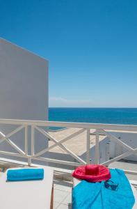 En balkong eller terrasse på Golden Milos Beach