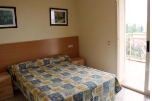 Un dormitorio con una cama con una colcha encima en Apartamentos Imperial, en Salou 18 fotos más