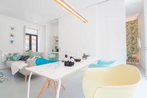 a white living room with a white table and chairs at Porto Moments Apartments in Vila Nova de Gaia