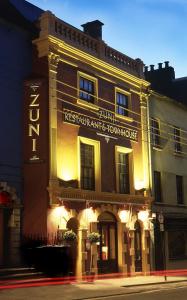 un bâtiment avec un panneau à l'avant dans l'établissement Zuni Restaurant & Boutique Hotel, à Kilkenny