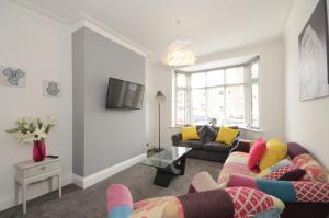 een woonkamer met een bank en een tafel bij York Boutique House- spacious & stylish with free parking in York