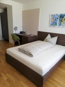 1 dormitorio con 1 cama con escritorio y silla en Jägermayrhof en Linz