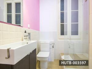 Koupelna v ubytování Big Apartment Barcelona Gran via