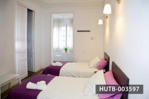 Postel nebo postele na pokoji v ubytování Big Apartment Barcelona Gran via