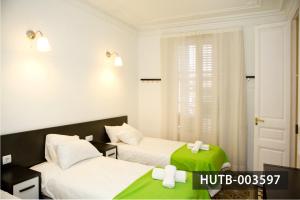 Postel nebo postele na pokoji v ubytování Big Apartment Barcelona Gran via