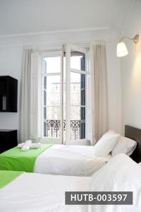 Postel nebo postele na pokoji v ubytování Big Apartment Barcelona Gran via