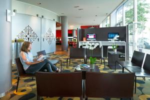 TV a/nebo společenská místnost v ubytování Novotel Leuven Centrum