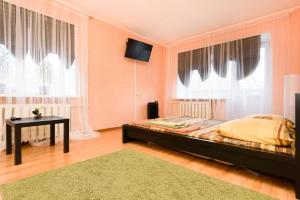 エカテリンブルクにあるСелимВсех на Поповаのベッドルーム1室(ベッド1台、テーブル、窓付)