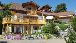 a large house with a balcony and a yard at Suite mit Parkplatz Gebertingen in Gebertingen