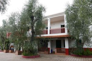 ein Gebäude mit Bäumen davor in der Unterkunft Villa Margherita in Vieste