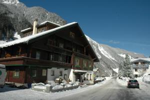 Vista generica sulle montagne o vista sulle montagne dall'interno dell'hotel
