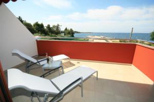 d'un balcon avec des chaises et une vue sur l'océan. dans l'établissement Villa Egida Capris, à Lovrečica