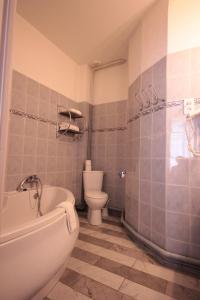 La salle de bains est pourvue d'une baignoire, de toilettes et d'un lavabo. dans l'établissement Hôtel Des Arts, Artisanal et Indépendant, à Montpellier