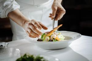 Makanan di atau berdekatan hotel