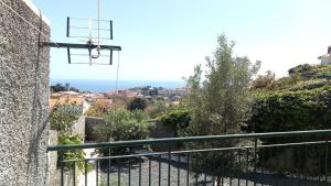 una vista desde el balcón de una casa en Vivenda Cabral, en Funchal