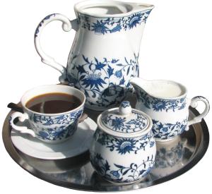 - un plateau avec des vases bleus et blancs et une tasse de café dans l'établissement Cserépmadár szállás és Csinyálóház, à Velemér