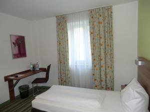 
A bed or beds in a room at Hotel Andra München
