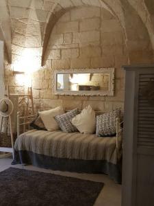 レッチェにあるDimora Petraのベッド1台(壁に鏡付)が備わる客室です。