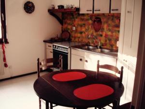 een keuken met een tafel en stoelen en een wastafel bij Patio in Colmar