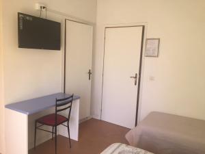 Televízia a/alebo spoločenská miestnosť v ubytovaní Hotel Halifax