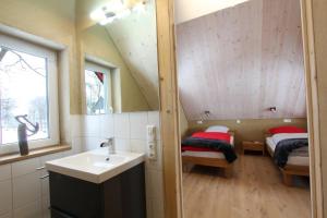 La salle de bains est pourvue d'un lavabo, d'un miroir et de 2 lits. dans l'établissement Graues Haus, à Monschau