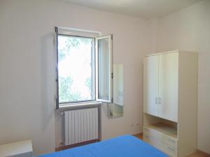 ヴィエステにあるAppartamento in villa con giardino Pizzomunnoのベッドルーム(ベッド1台、窓付)