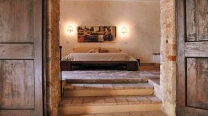 a bedroom with a bed and a painting on the wall at Tenuta Fattoria Vecchia in Scansano