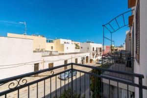 een balkon met uitzicht op een stadsstraat bij Casa Irene in San Vito lo Capo