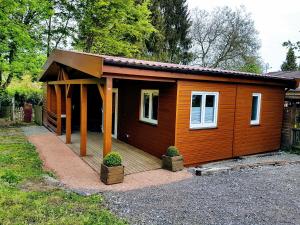 Les Dames de la Montagne في Frauenberg: كابينة خشبية صغيرة مع شرفة على الممر +16 صورة