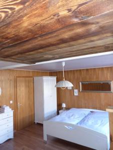 מיטה או מיטות בחדר ב-Gasthof Hirschen