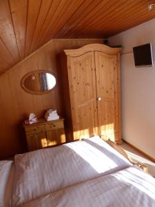 1 dormitorio con cama y techo de madera en Gasthof Hirschen, en Oey