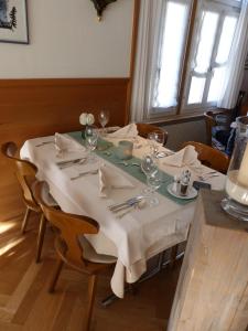 un tavolo da pranzo con una tovaglia bianca di Gasthof Hirschen a Oey