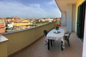 a table and chairs on a balcony with a view at La Sirenetta in Passoscuro