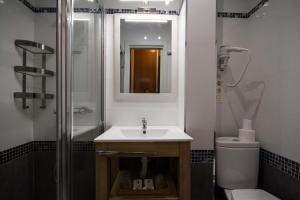Koupelna v ubytování Hotel Ria de Bilbao + 37 fotografií