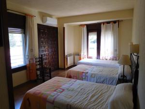 سرير أو أسرّة في غرفة في Hotel Restaurante Las Galias