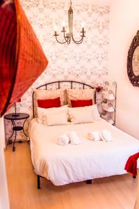 セビリアにあるAlohaMundi Harinasのベッドルーム1室(ベッド1台、タオル2枚付)