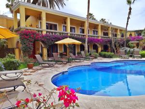 Bazén v ubytování El Encanto Inn & Suites nebo v jeho okolí
