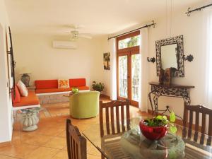 Posezení v ubytování El Encanto Inn & Suites